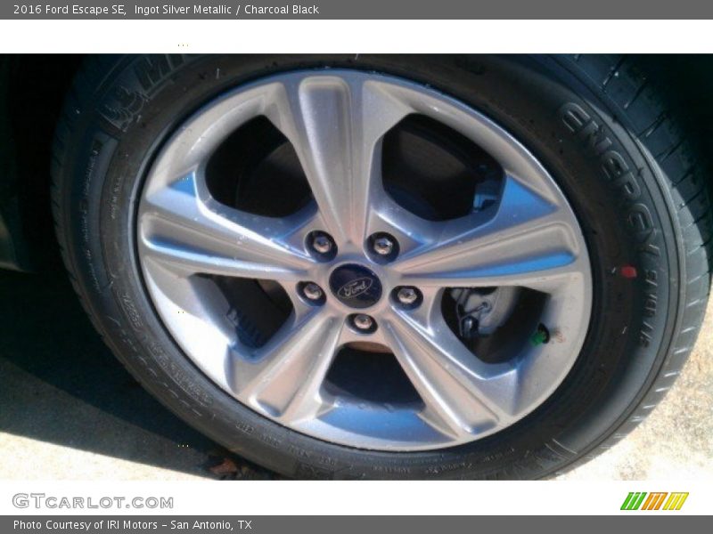 Ingot Silver Metallic / Charcoal Black 2016 Ford Escape SE
