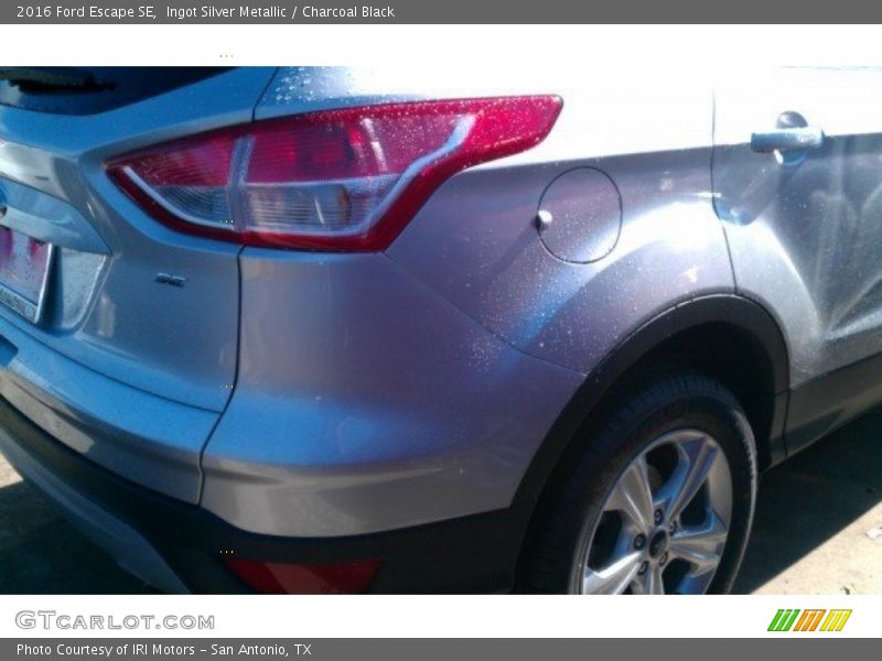 Ingot Silver Metallic / Charcoal Black 2016 Ford Escape SE