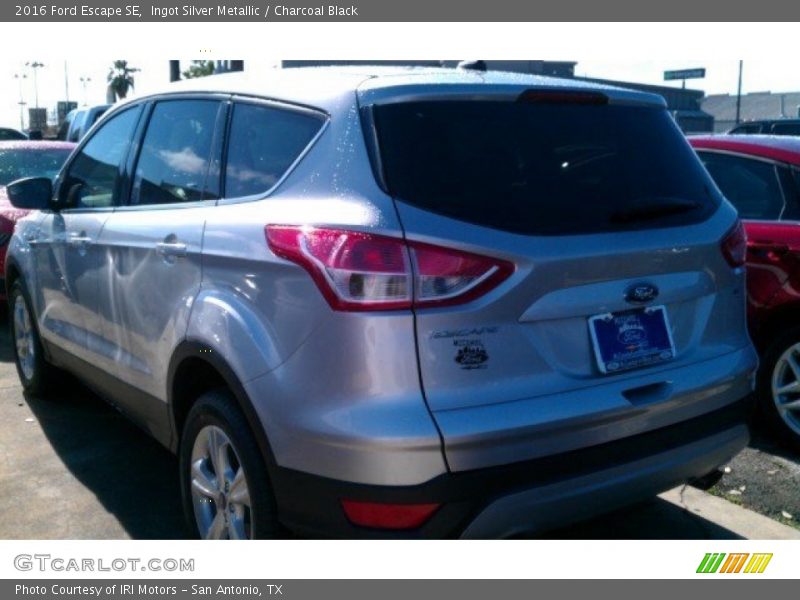 Ingot Silver Metallic / Charcoal Black 2016 Ford Escape SE