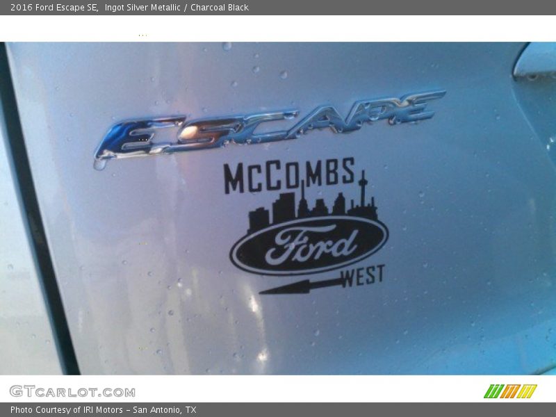 Ingot Silver Metallic / Charcoal Black 2016 Ford Escape SE