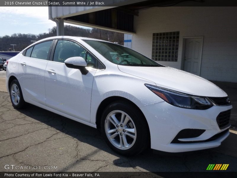 Front 3/4 View of 2016 Cruze LT Sedan