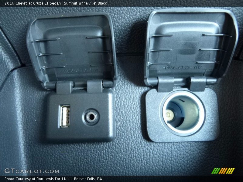 Summit White / Jet Black 2016 Chevrolet Cruze LT Sedan