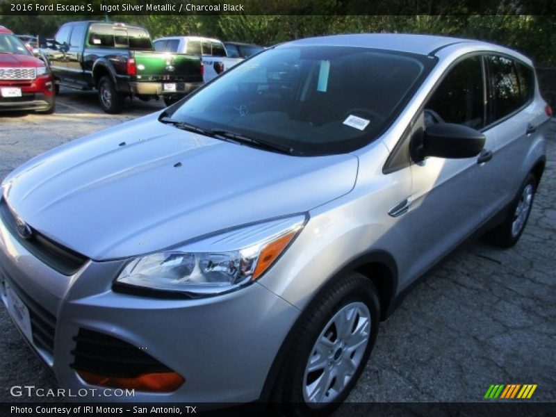 Ingot Silver Metallic / Charcoal Black 2016 Ford Escape S