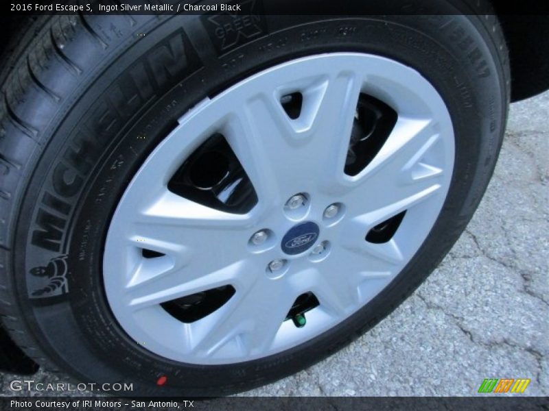 Ingot Silver Metallic / Charcoal Black 2016 Ford Escape S