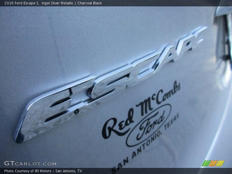 Ingot Silver Metallic / Charcoal Black 2016 Ford Escape S