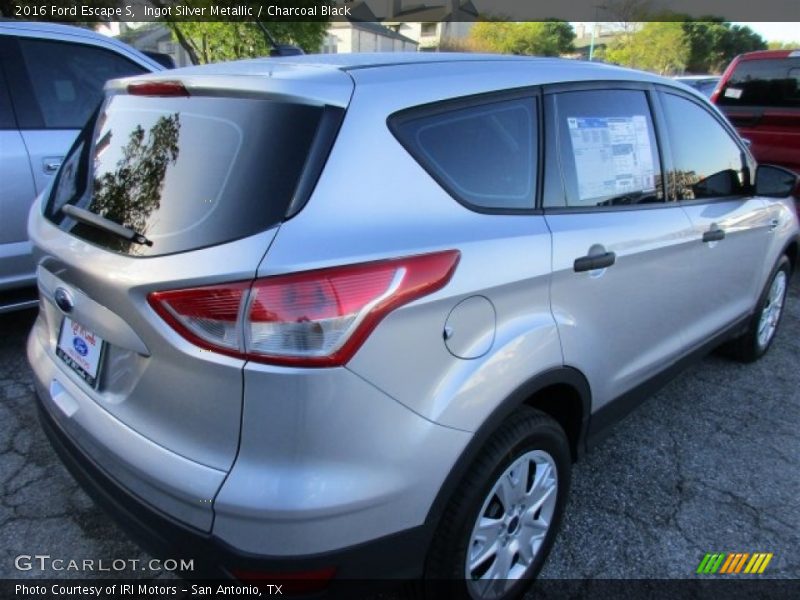 Ingot Silver Metallic / Charcoal Black 2016 Ford Escape S