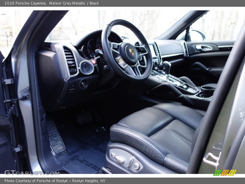Meteor Grey Metallic / Black 2016 Porsche Cayenne