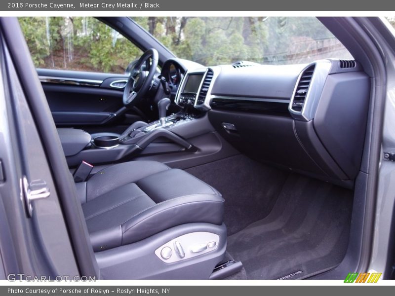 Meteor Grey Metallic / Black 2016 Porsche Cayenne