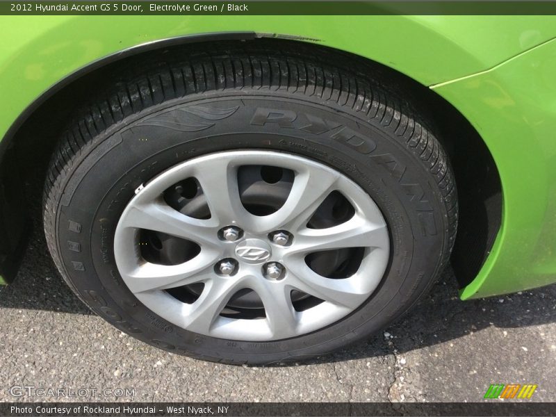 Electrolyte Green / Black 2012 Hyundai Accent GS 5 Door
