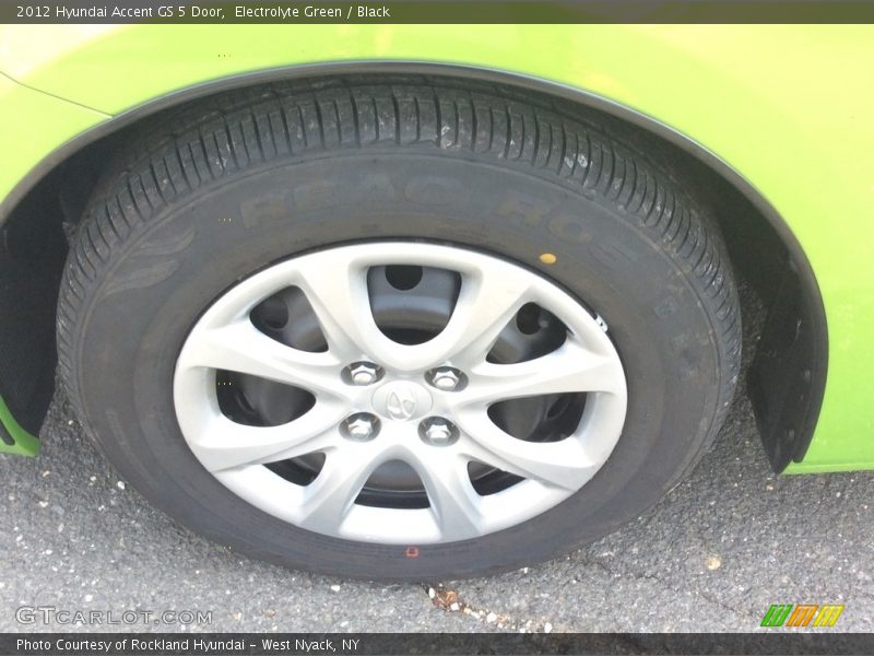 Electrolyte Green / Black 2012 Hyundai Accent GS 5 Door