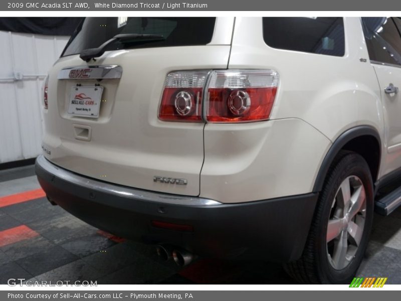 White Diamond Tricoat / Light Titanium 2009 GMC Acadia SLT AWD