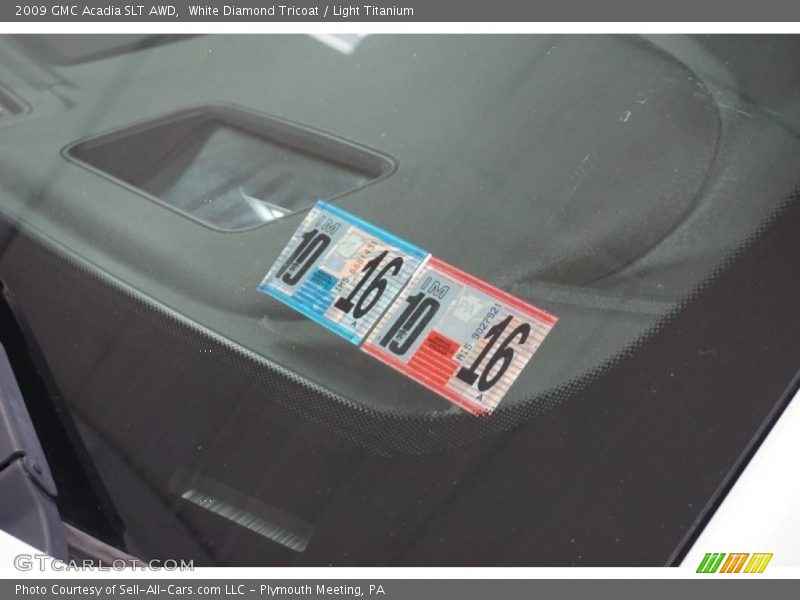 White Diamond Tricoat / Light Titanium 2009 GMC Acadia SLT AWD