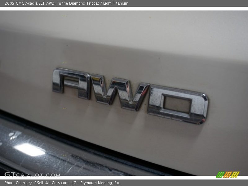 White Diamond Tricoat / Light Titanium 2009 GMC Acadia SLT AWD