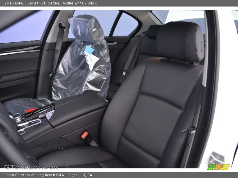 Alpine White / Black 2016 BMW 5 Series 528i Sedan