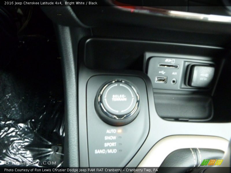 Bright White / Black 2016 Jeep Cherokee Latitude 4x4