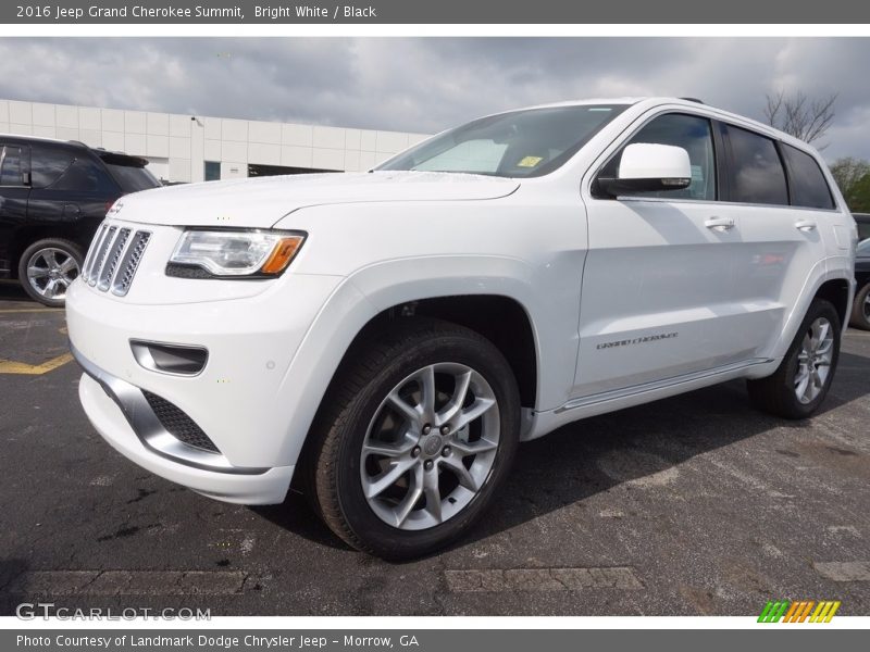 Front 3/4 View of 2016 Grand Cherokee Summit
