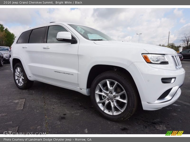 Front 3/4 View of 2016 Grand Cherokee Summit