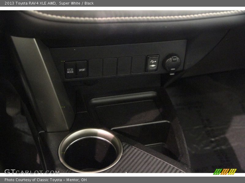 Super White / Black 2013 Toyota RAV4 XLE AWD