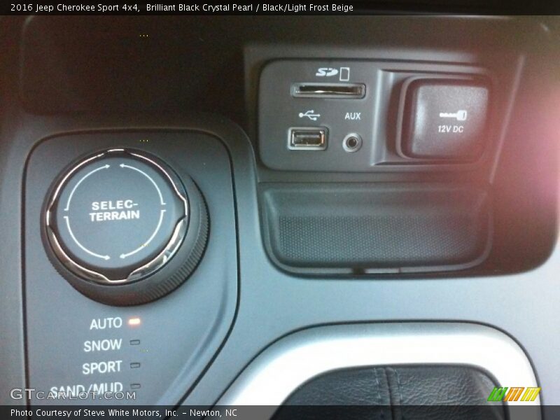 Brilliant Black Crystal Pearl / Black/Light Frost Beige 2016 Jeep Cherokee Sport 4x4
