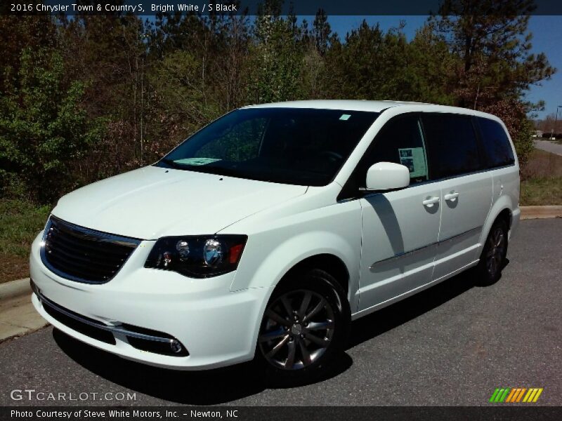 Bright White / S Black 2016 Chrysler Town & Country S