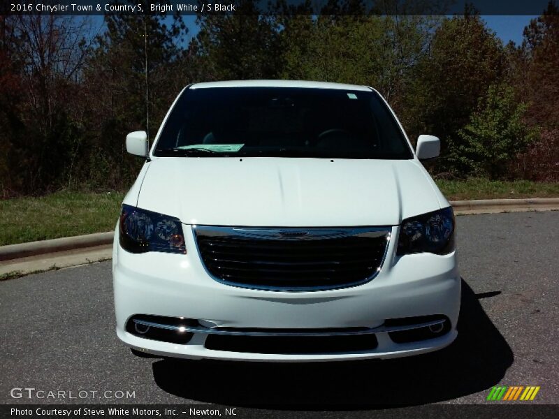 Bright White / S Black 2016 Chrysler Town & Country S