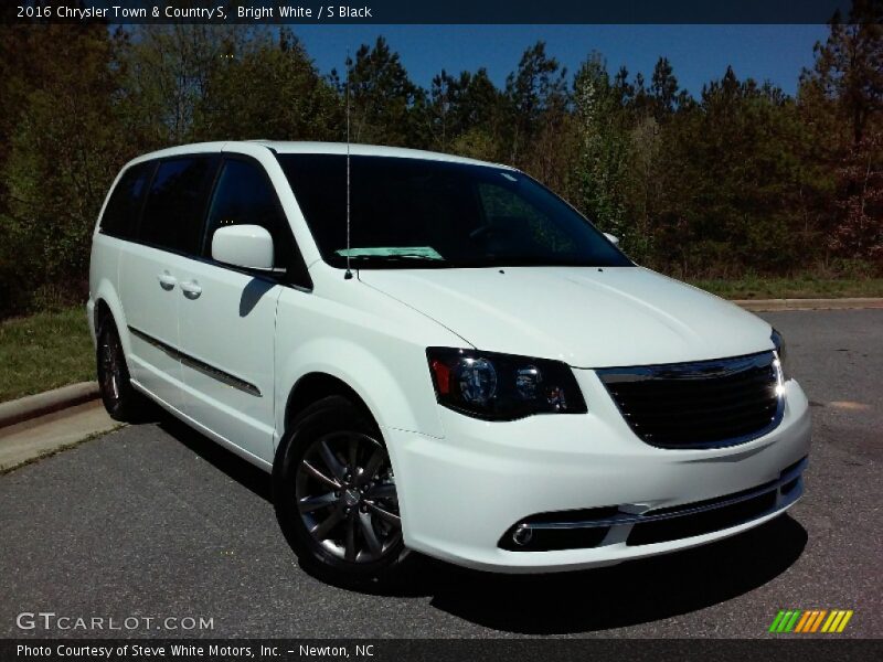 Bright White / S Black 2016 Chrysler Town & Country S