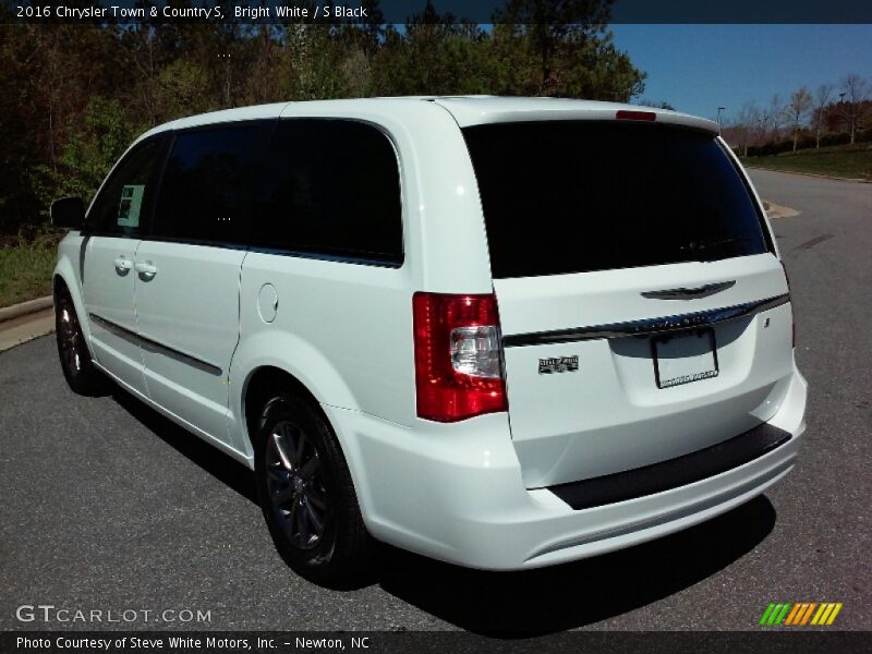 Bright White / S Black 2016 Chrysler Town & Country S