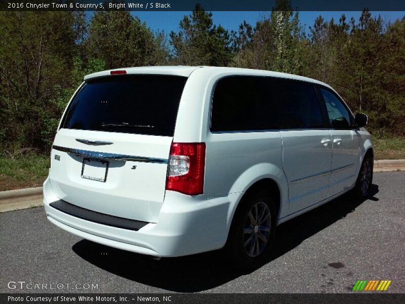 Bright White / S Black 2016 Chrysler Town & Country S