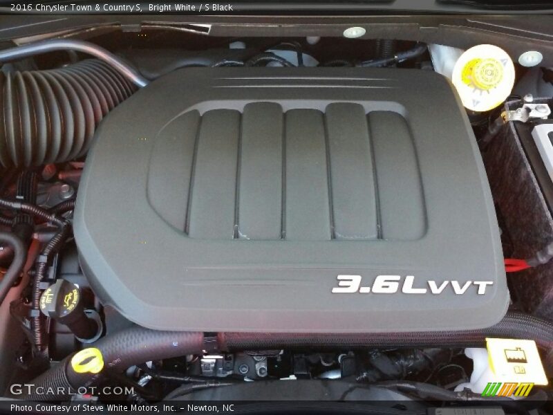 Bright White / S Black 2016 Chrysler Town & Country S