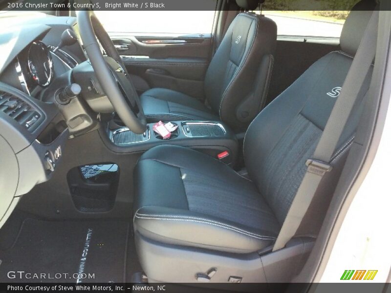 Bright White / S Black 2016 Chrysler Town & Country S