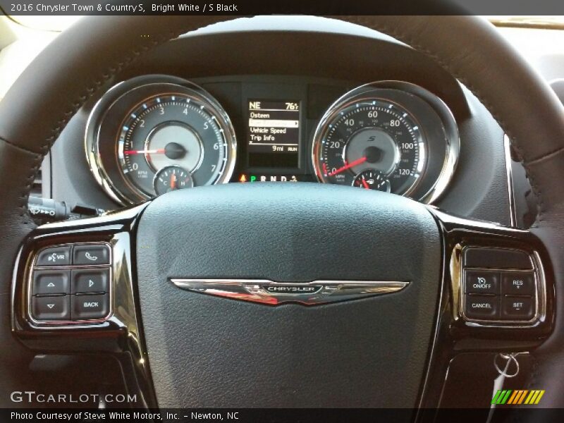 Bright White / S Black 2016 Chrysler Town & Country S