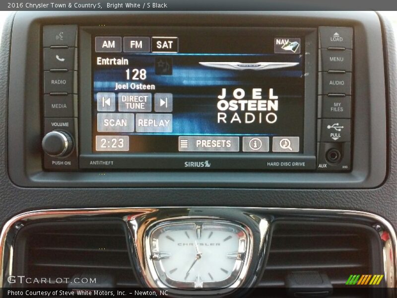 Bright White / S Black 2016 Chrysler Town & Country S