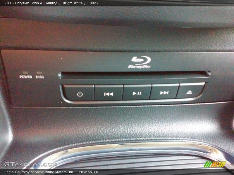 Bright White / S Black 2016 Chrysler Town & Country S