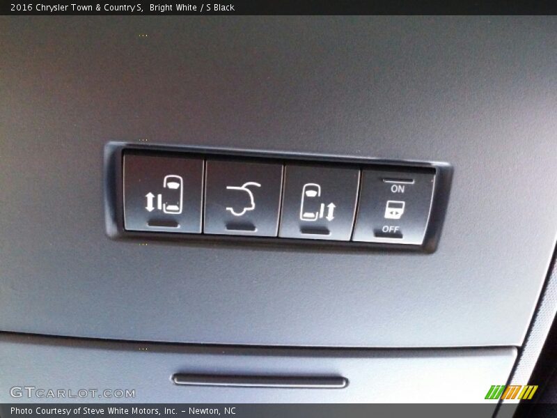 Bright White / S Black 2016 Chrysler Town & Country S