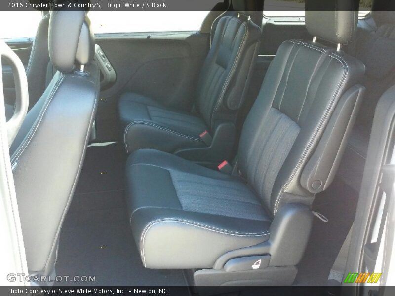 Bright White / S Black 2016 Chrysler Town & Country S