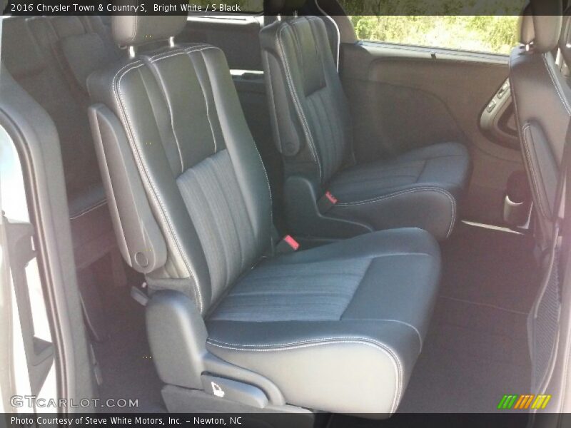 Bright White / S Black 2016 Chrysler Town & Country S