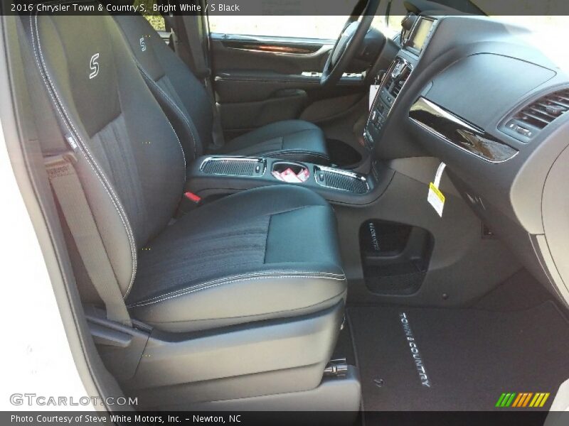 Bright White / S Black 2016 Chrysler Town & Country S