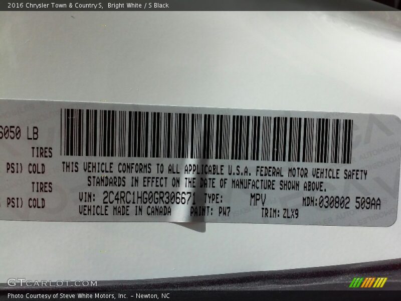 Bright White / S Black 2016 Chrysler Town & Country S