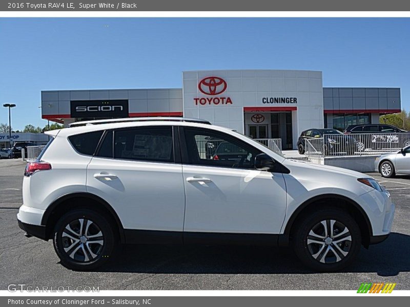 Super White / Black 2016 Toyota RAV4 LE