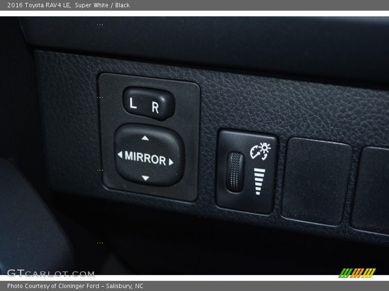 Super White / Black 2016 Toyota RAV4 LE