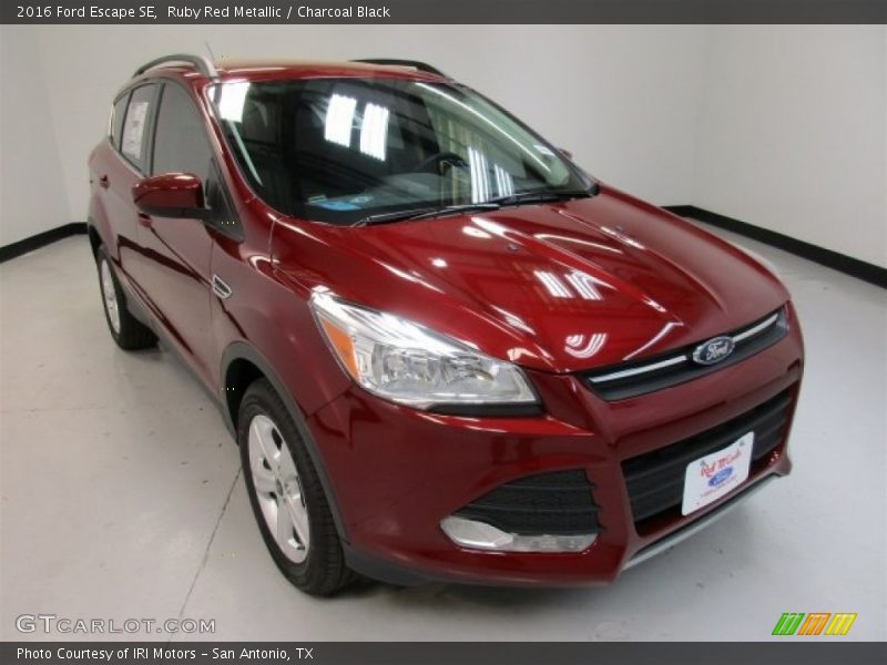 Ruby Red Metallic / Charcoal Black 2016 Ford Escape SE