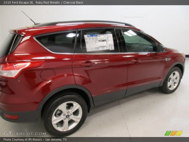 Ruby Red Metallic / Charcoal Black 2016 Ford Escape SE
