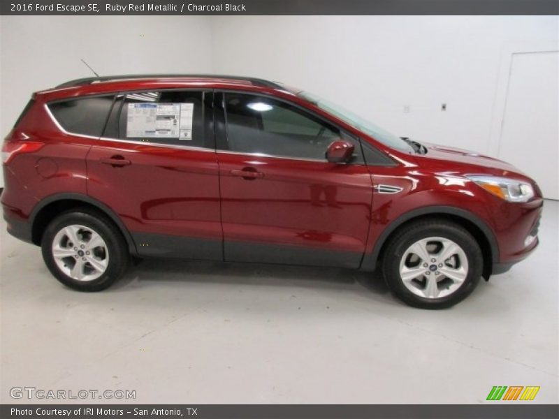 Ruby Red Metallic / Charcoal Black 2016 Ford Escape SE