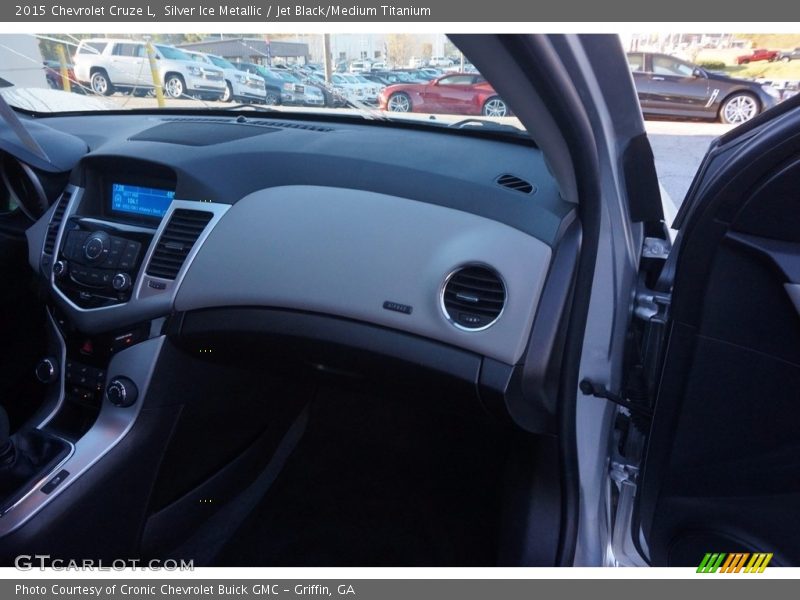 Silver Ice Metallic / Jet Black/Medium Titanium 2015 Chevrolet Cruze L