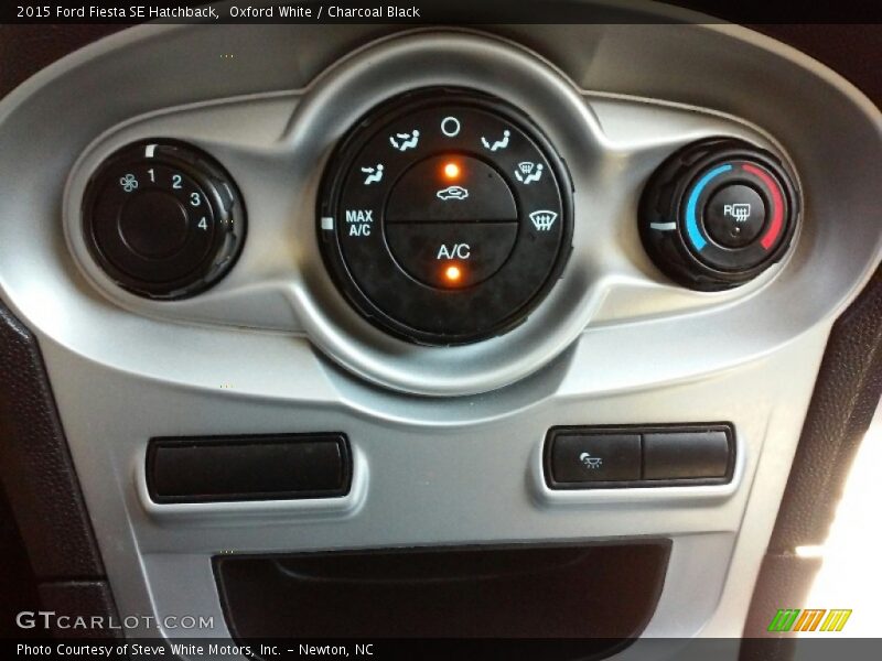Oxford White / Charcoal Black 2015 Ford Fiesta SE Hatchback