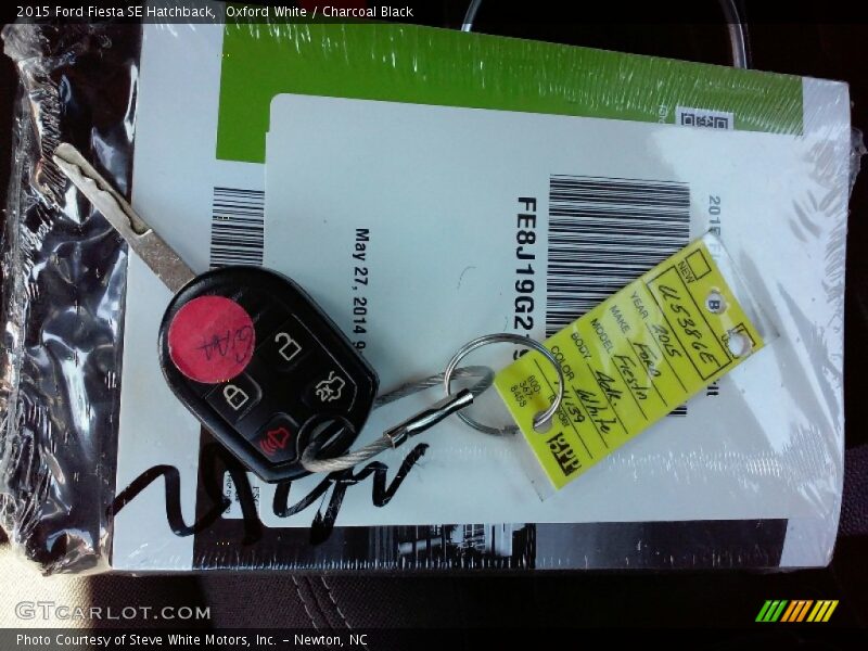 Oxford White / Charcoal Black 2015 Ford Fiesta SE Hatchback