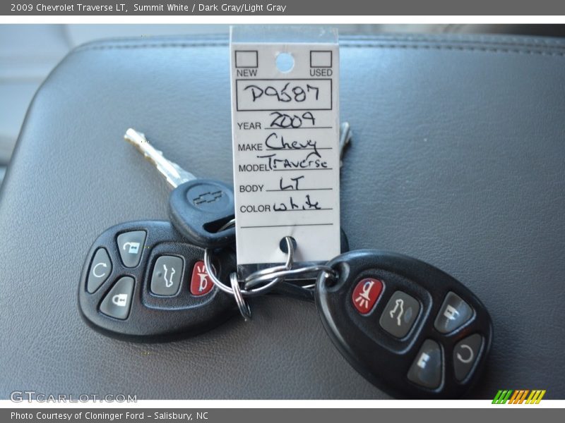 Summit White / Dark Gray/Light Gray 2009 Chevrolet Traverse LT