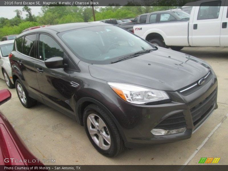 Magnetic Metallic / Charcoal Black 2016 Ford Escape SE