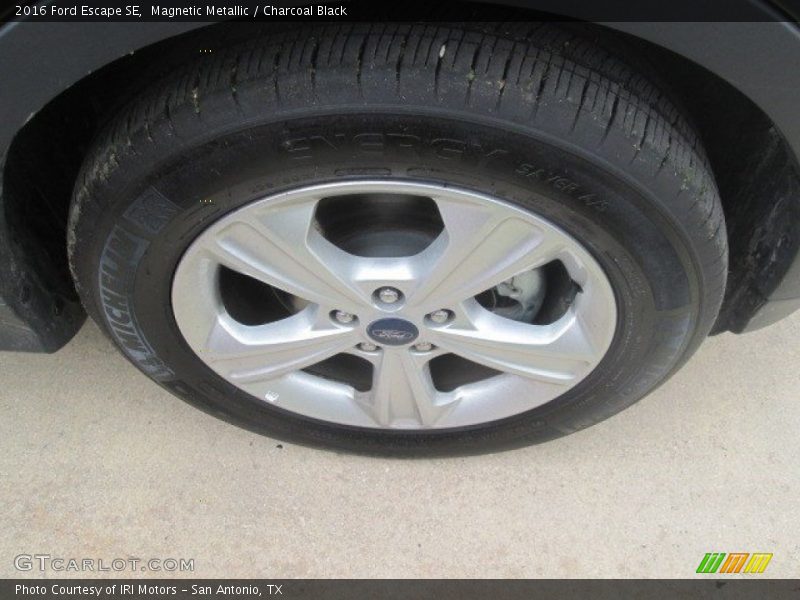 Magnetic Metallic / Charcoal Black 2016 Ford Escape SE