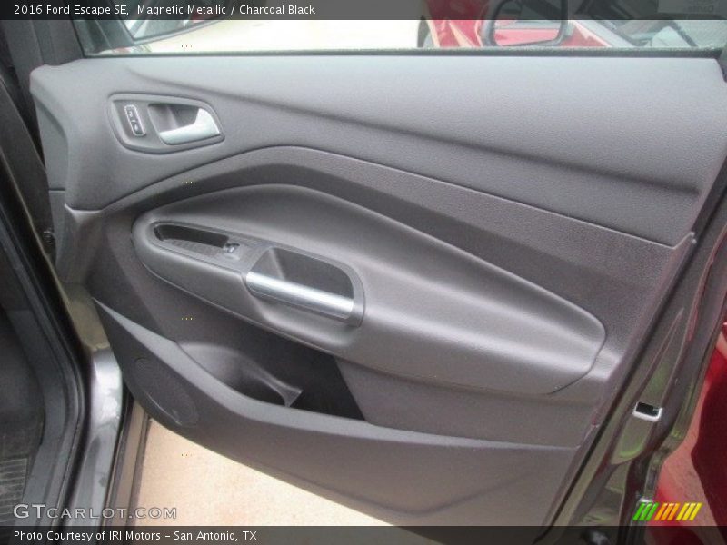 Magnetic Metallic / Charcoal Black 2016 Ford Escape SE